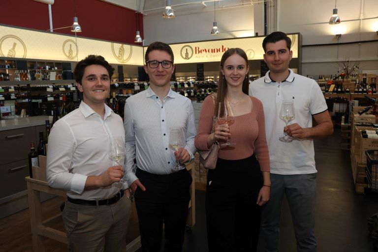 Weine, Whirlpools, Süßes und Saures: Marcel Boss, Jerome Zmugg, Greta Mödlagl und Florian Giesinger.