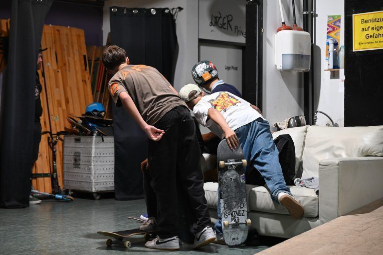 Skate-Contest begeistert Lustenau: Ist der Trick gelungen? Gespannt schauen sie Skater ums Eck, wo sich eine weitere Rampe befindet.