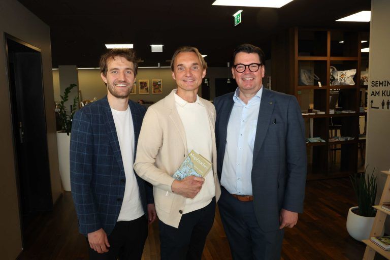 Erlebnisbereich Kummenregion : Tim Mittelberger ("Dorfelektriker"), Robert Brotzge ("Dell Ex") und Raiba-Vorstand Stefan Vetter.