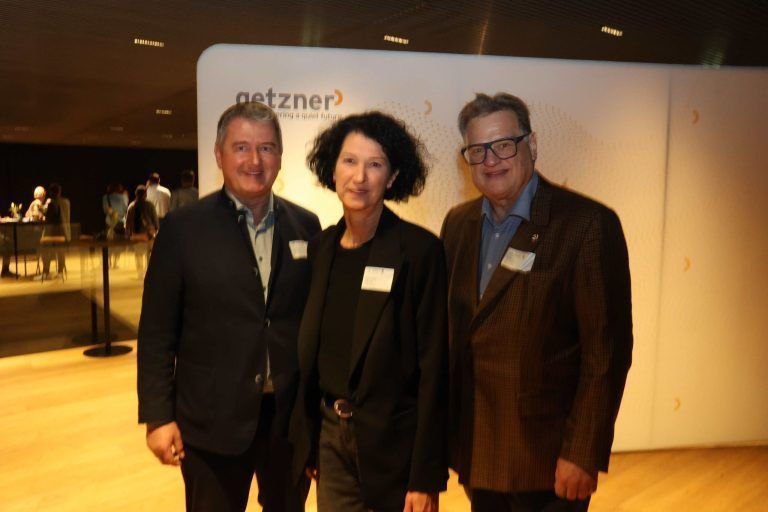 Für statt aus dem Lehrbuch: Jürgen (Oertli) und AManuela Gabrielli und Edgar Schieder (PLEX AG).