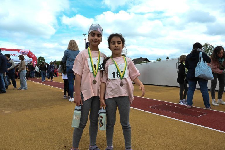 Laufbegeisterte rannten bei der Meile: Nira (9) und Ela (7) freuten sich, dass sie Teil der Meile waren und mitgerannt sind.