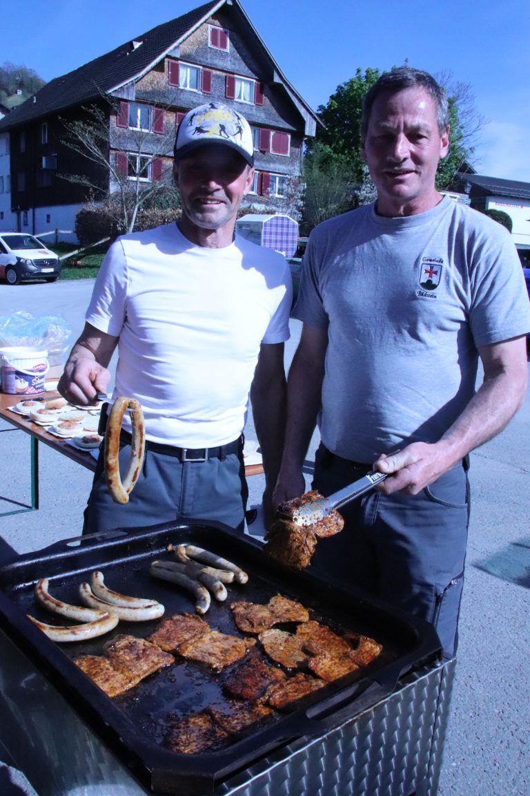 Großes Aufräumen im ganzen Dorf: Wolfgang Greif und Hubert Hopfner sorgten im Anschluss für die kulinarische Verpflegung. (Foto: NAM)