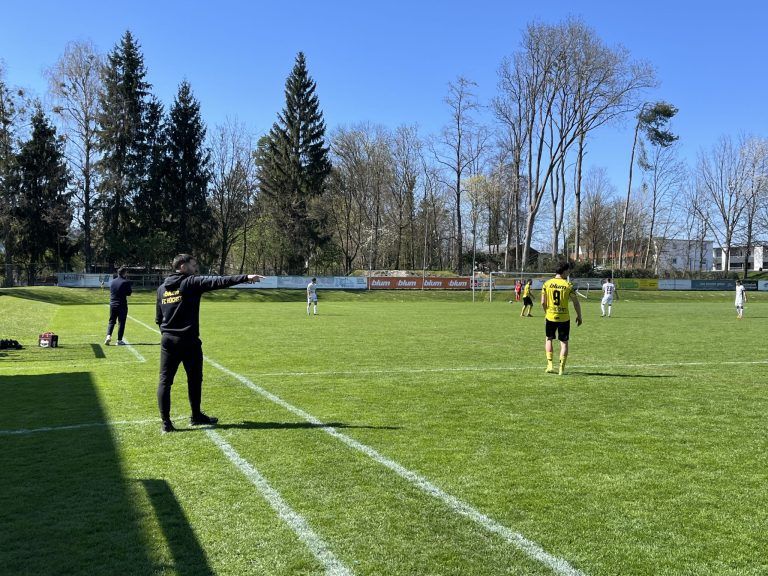 FC Höchst feiert wichtigen Punktgewinn für die Moral: Trainer Daniel Schelling dirigierte von der Seitenlinie.