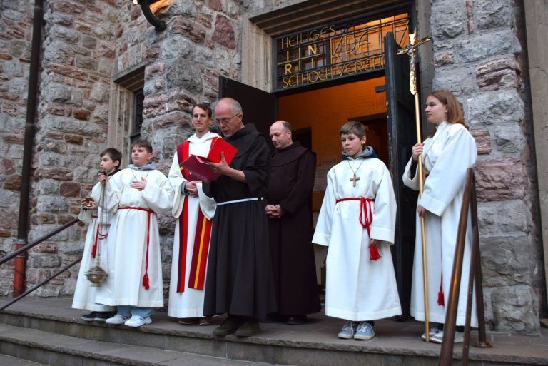 Religiöses Symbol mit Strahlkraft: Liturgische Eröffnung der Segnungsfeier durch Pater Guido