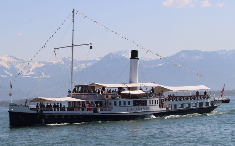 Bodensee-Schifffahrt startet durch: Für das Dampfschiff Hohentwiel geht es am 1. Mai los, mit einem Mittagsturn, der in Bregenz um 11.15 Uhr (Boarding ab 10.45 Uhr) startet. Zweieinhalb Stunden ist der Dampfer dann in Ufernähe unterwegs. STP