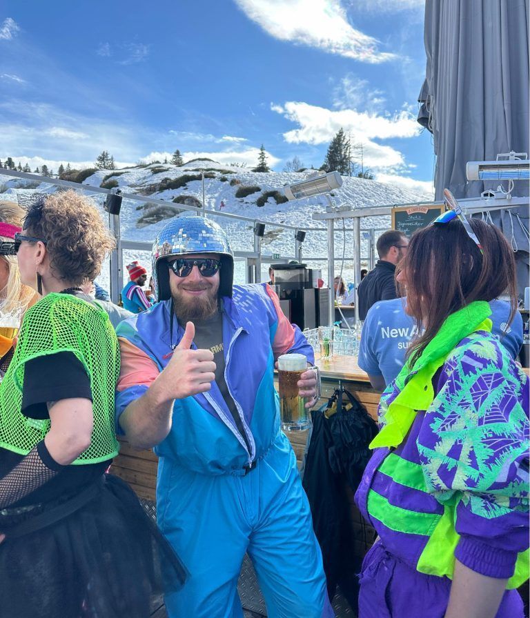 Doppelte Ski-Nostalgie zum Salober-Jubiläum: Outfit aus den 1980ern: zum bunten Ganzkörper-Anzug trugen manche schon einen recht auffälligen Helm.