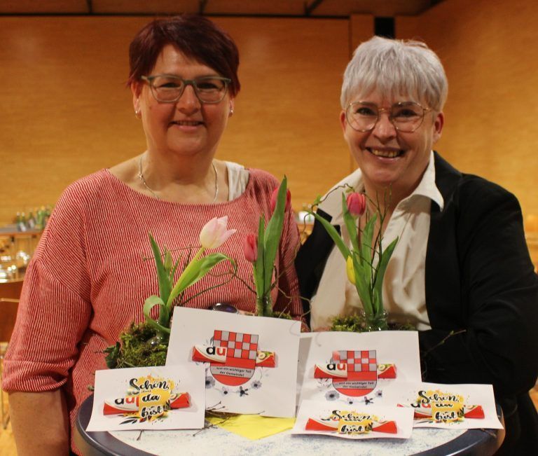Hohenweiler stellt im Rathaus Weichen: Heike Dorn (r.) und Martina Bechter begrüßten Mandatare und Zuhörer mit originellem Tischschmuck: „Du(plo) bist ein wichtiger Teil der Gemeinde“ und „Schön, dass Du(plo) da bist“.