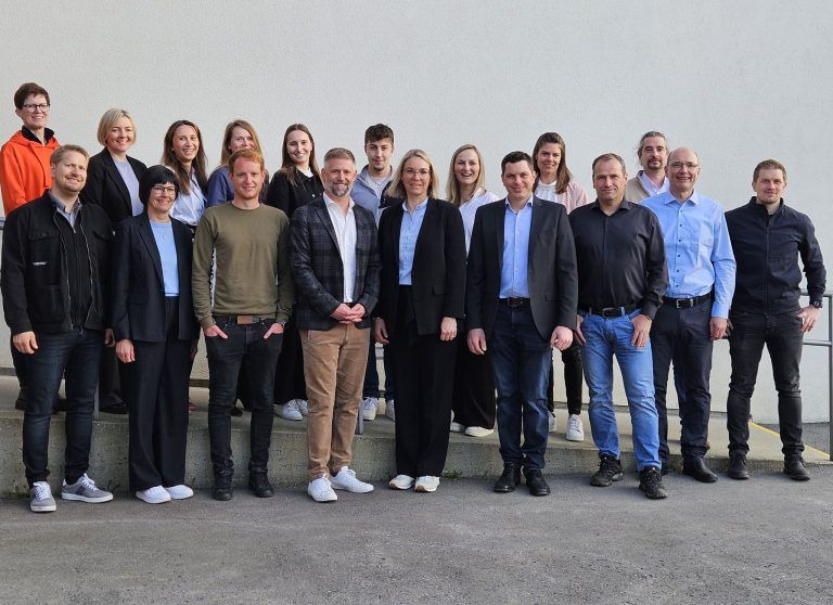 Bewährtes Team in Langenegg bestätigt: Die 15-köpfige Gemeindevertretung mit Ersatzmitgliedern. traf sich zur konstituierenden Sitzung.
