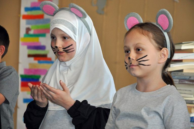 Wie die Mäuse zum Käse kamen: Die Probenzeit in der Bibliothek und im Klassenzimmer hatte sich ausgezahlt – die Premiere war ein voller Erfolg.