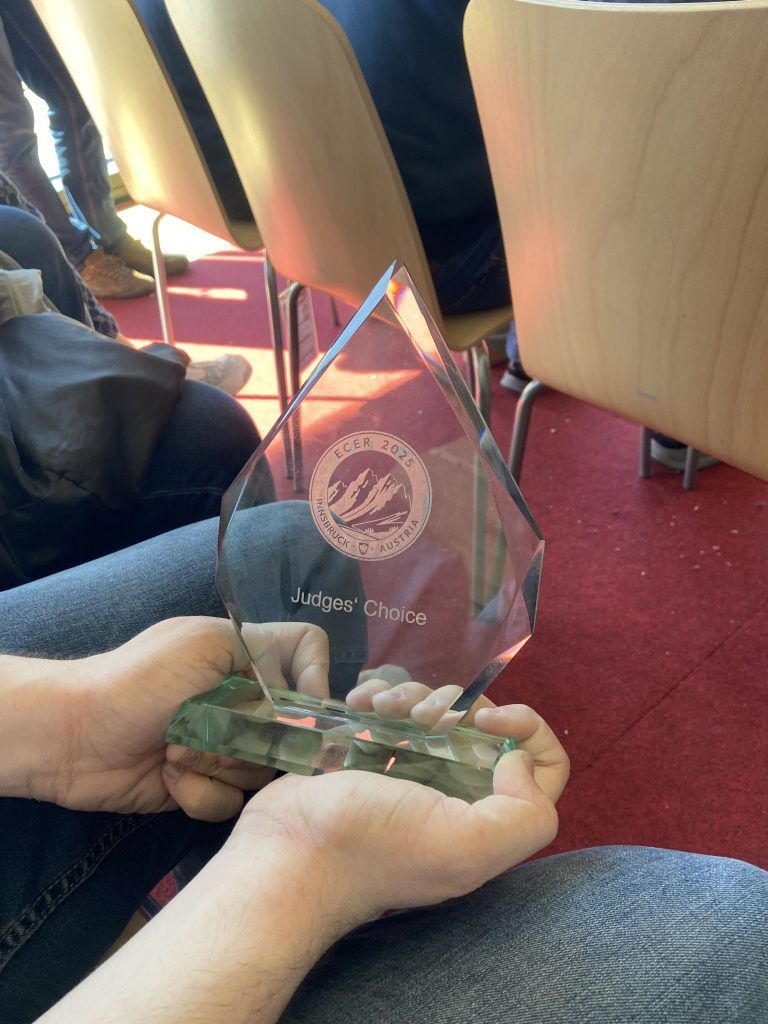 Techniktalent siegt beim Roboter-Gipfel: Der „Judges' Choice Award“ in HTL Dornbirn-Hand.