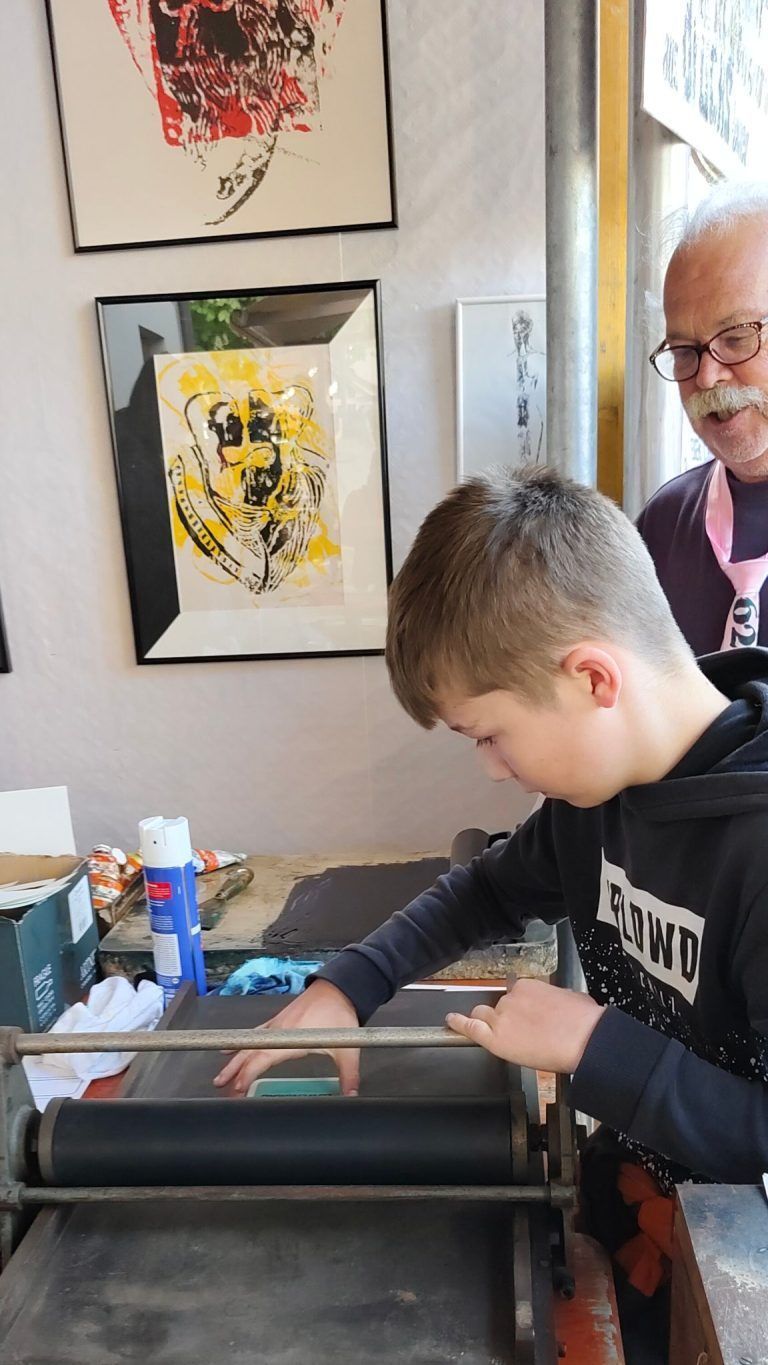 Göfis ließ Gutenberg hochleben: Auch den Kleinsten machte das Drucken auf der "Nudelpresse" großen Spaß.