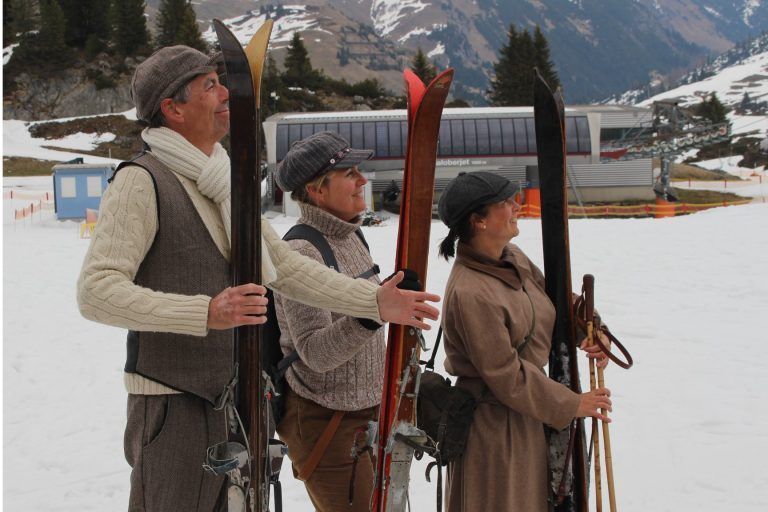 Doppelte Ski-Nostalgie zum Salober-Jubiläum: Skinostalgie aus einer Zeit, als es hier noch keine Lifte gab. „Wollen wir noch einmal hinauf, oder gehen wir zum Après Ski?“ fragt sich diese Trio im Luis-Trenker-Look.