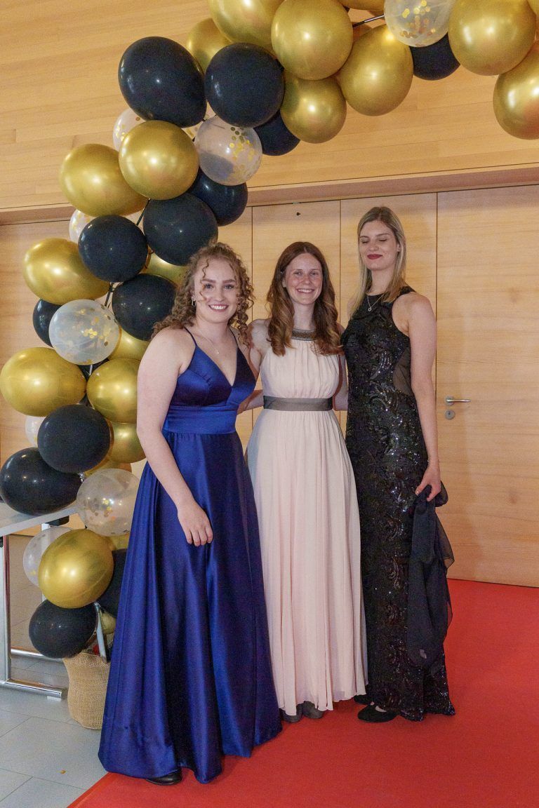 Ein Hauch von Hollywood in der Rätikonhalle: Liebevolle Dekorationen und elegante Abendbekleidung sorgten für echtes Oscar-Feeling.