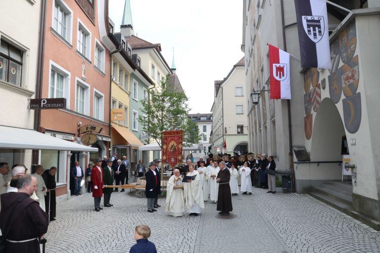 Advokat der Armen und Stadtheiliger gefeiert: Zwischenstation mit Segen in der Marktgasse.