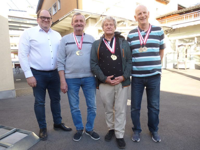 Seniorenlandesmeisterschaft im Schach ausgetragen: Die stolzen Schachgewinner mit Schachverbandspräsident Philipp Längle. (Quelle: Erich Peterlunger)