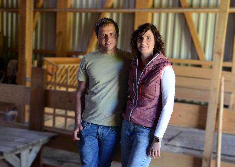 Wolfgang und Jessica Oberhauser führen seit 2022 den Sonnenbühl-Alpakahof in Sulzberg. HRJ