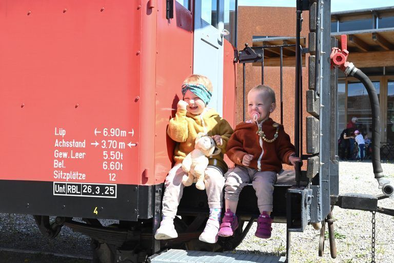 Erstmalige Osterausfahrt mit dem Rheinbähnle : Pia und Eva freuen sich schon sehr auf die Ausfahrt mit dem Rheinbähnle.
