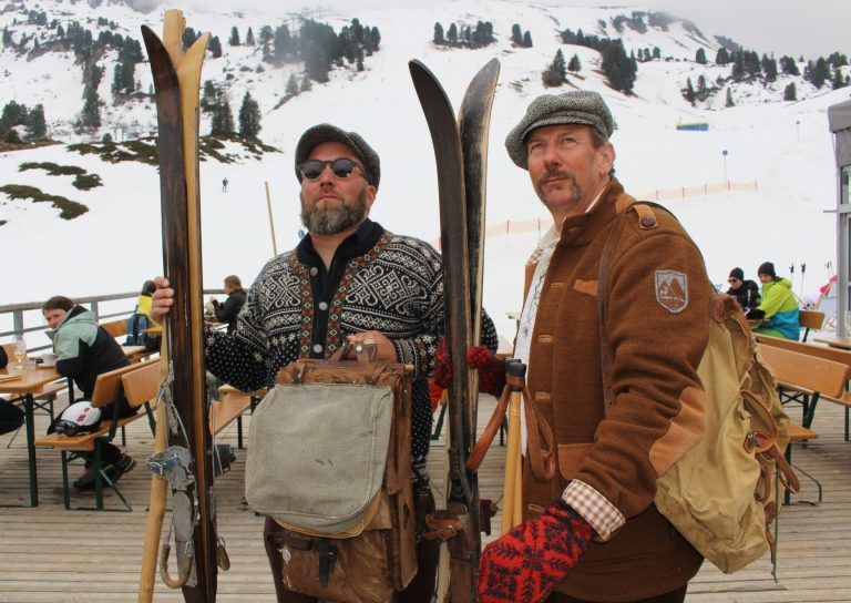 Doppelte Ski-Nostalgie zum Salober-Jubiläum: Raritäten aus dem Telemark-Fundus: Jonas Ammann aus St. Gallen mit einem Rucksack, der in der Schweizer Armee um 1940 ausgemustert wurde und Jürgen Strolz mit einem Rucksack, mit dem sein Großvater auf Skitour ging. Wenn die Telemarker heute unterwegs sind, dürfen solche Utensilien nicht fehlen.