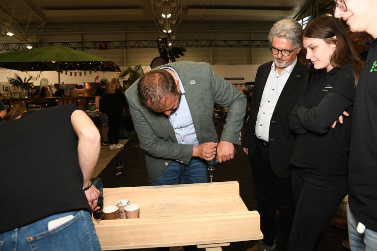 Treffpunkt für Jugend, Kreativität und Austausch: Der designierte Bürgermeister Markus Fäßler bewies sein handwerkliches Geschick.