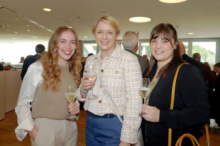 Edle Tropfen und strahlende Sieger: Katharina und Andrea Kerbleder mit Franziska Simma.