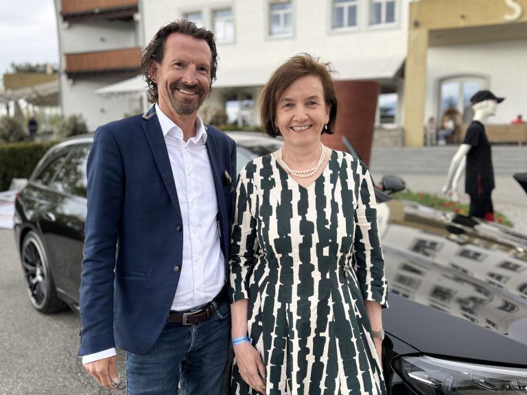 Genussvoller Abend am Bodensee: Karin Seyfried (Mercedes Schneider) mit Dieter Fuchs.