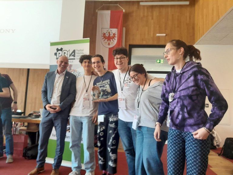 Techniktalent siegt beim Roboter-Gipfel: Die strahlenden Sieger.
