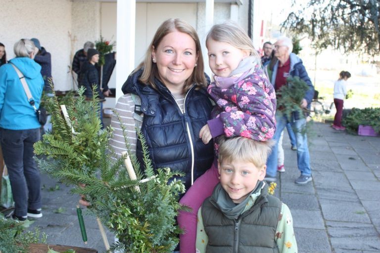 Traditionelle Bräuche rund um Ostern: Daniela mit Leonie und Felix hatten beim Palmbuschbinden eine Menge Spaß.