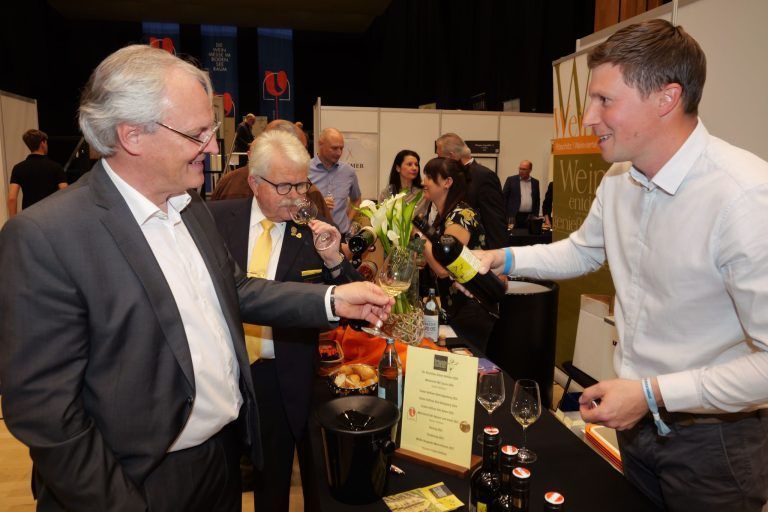 Edle Tropfen und strahlende Sieger: Landtagspräsident Harald Sonderegger am Stand des preisgekrönten Weinguts Schneider.