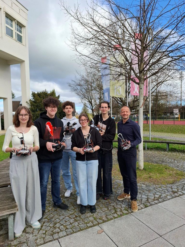 Techniktalent siegt beim Roboter-Gipfel: Abteilungsvorstand Norbert Lenz hieß das stolze Siegerteam herzlich an der HTL Dornbirn willkommen.