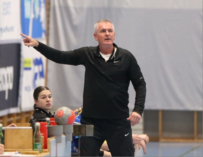 Feldkirchs Handballdamen bleiben erstklassig: Feldkirch Trainer Zoltan Balogh war überglücklich.