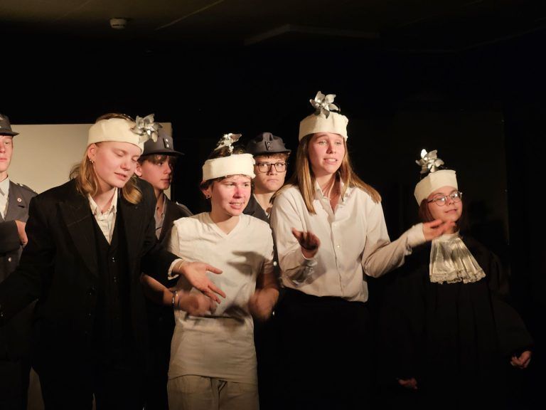 Jugendliche machen engagiertes Theater: Das BORG-Theater ist mit einer neuen Produktion auf Bregenzerwald-Tournee.