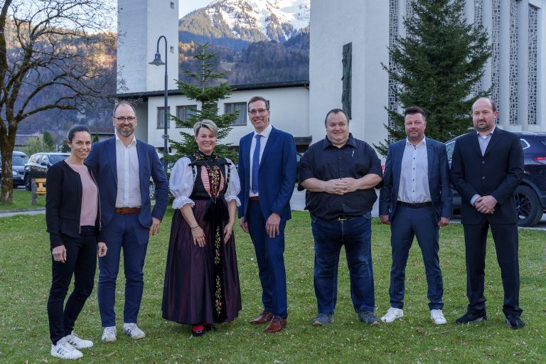 Vandans: Neue Gemeindevertretung angelobt: Der Gemeindevorstand v.li. Nicole Ender-Jöchl MSc (Fraktionsführerin Zukunft Vandans), Mag. Johannes Wachter, Vizebgmeisterin Ina Bezlanovits, Bürgermeister Florian Küng, Ing. Stefan Steininger MSc, Lukas Sturm MBA, Armin Wachter (Fraktionsführer An frischa Loft