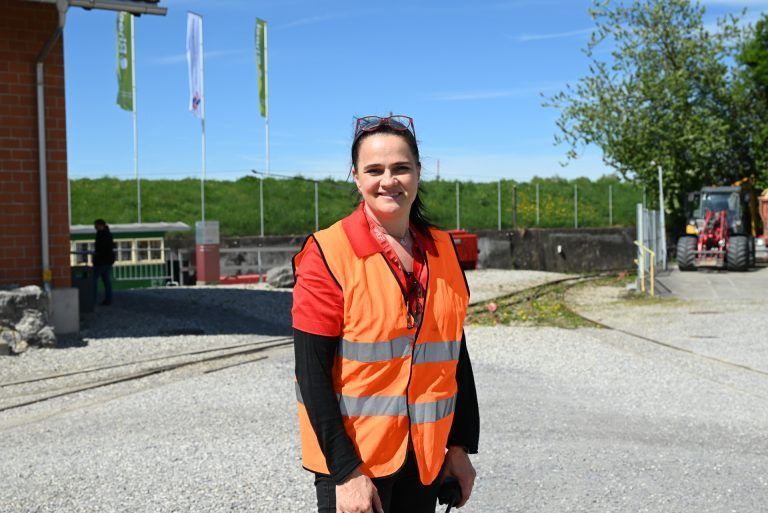 Erstmalige Osterausfahrt mit dem Rheinbähnle : Birgit Brandstätter von den Rheinschauen freute sich sehr über das große Interesse der Bevölkerung.