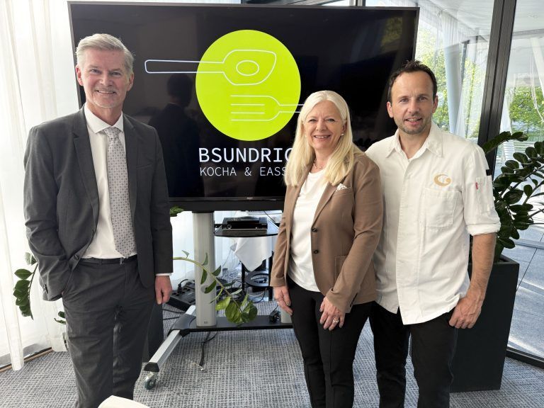 Bsundrig kocha und eassa Gastgeber Casino Dir. Bernhard Moosbrugger, LHV GF Michaela Wagner-Braito und Küchenchef Stefan Lenz