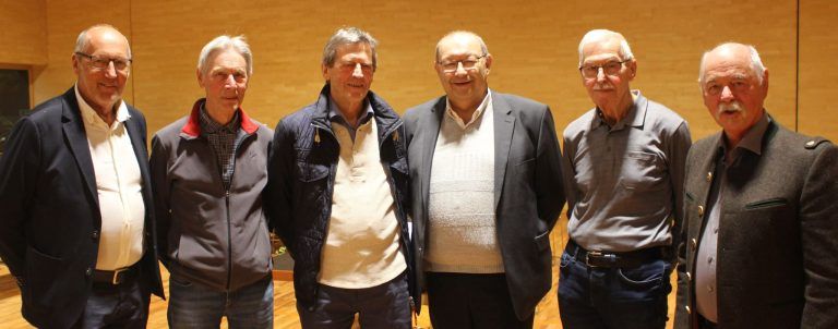 Hohenweiler stellt im Rathaus Weichen: Unter den Gratulanten auch die „Bürgermeister-Oldies“ Xaver Sinz, Franz Josef Muxel, Josef Wetzel, Josef Geißler und Walter Matzner (v. l.)