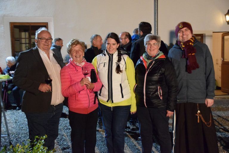Religiöses Symbol mit Strahlkraft: Klostervater Bertram Bolter, Rosmarie Sauerwein, Maria Bolter, Veronika Bolter und Pater Xaver