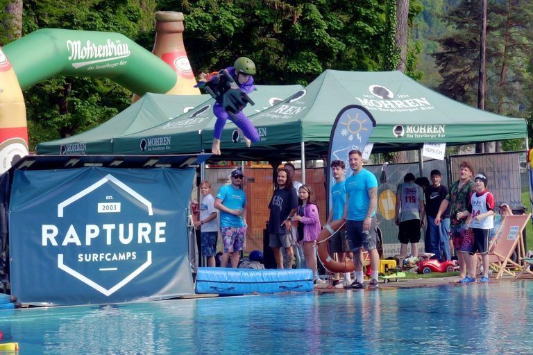 Adrenalinkick beim Double Flip: Spektakulärer Abflug: Mutige Sprünge sorgten beim Sprungtag im Waldbad Gisingen für Begeisterung.