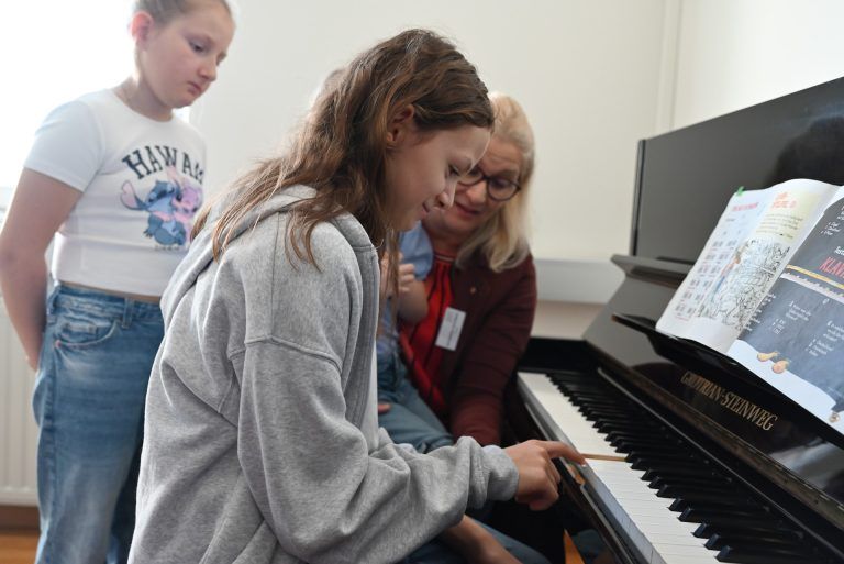 Breites Musikschulangebot kennenlernen: Erste Töne konnten beim Klavier gespielt werden.