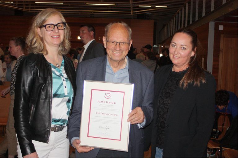 Daniela Kessler (r.) und Barbara Klocker gratulierten dem neuen Ehrenmitglied Herwig Thurnher. 