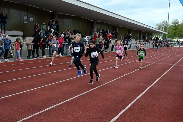 Laufbegeisterte rannten bei der Meile: Der Sportsgeist wurde bei vielen Kindern im Rennen geweckt.