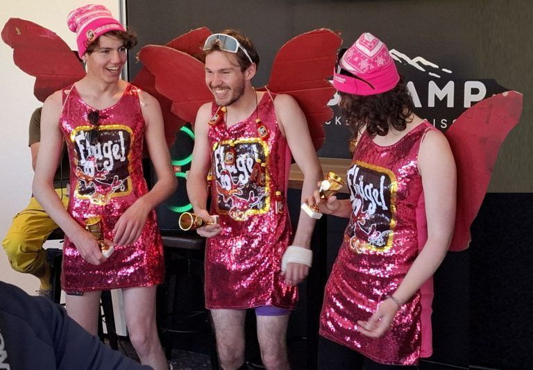 Skivereinsmeisterschaft als Osterfest: Sehr zum Gaudium der zahlreichen Zuschauer „flatterten“ auch lustige Schmetterlinge durch die Tore.