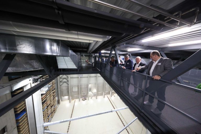 Für statt aus dem Lehrbuch: Blick in einen Teil des Hochregallagers mit 25 Meter-Paletten.