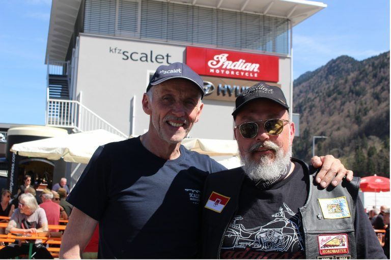Biker feierten „beim Scalet“ Saisonstart: Von Manfred Scalet besonders herzlich begrüßt wurde Stammgast Hans Röscheisen, für den auch diesmal der weite Weg aus Hamburg kein Hindernis war, zum Saisonstart in den Bregenzerwald zu kommen.