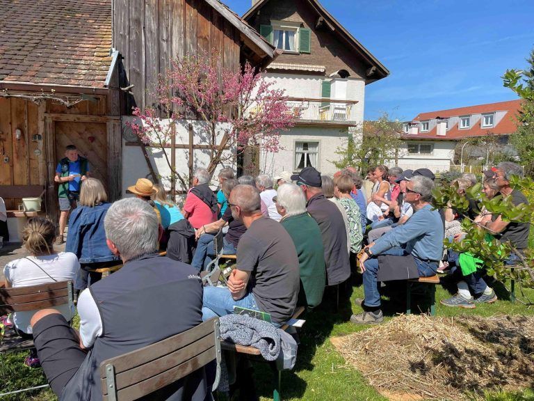 Wie aus Küchenresten Gold für den Garten wird: Zahlreiche Besucher waren der Einladung gefolgt und lauschten im Garten von Sigi Wohlgenannt den Ausführungen der Gartenexperten.