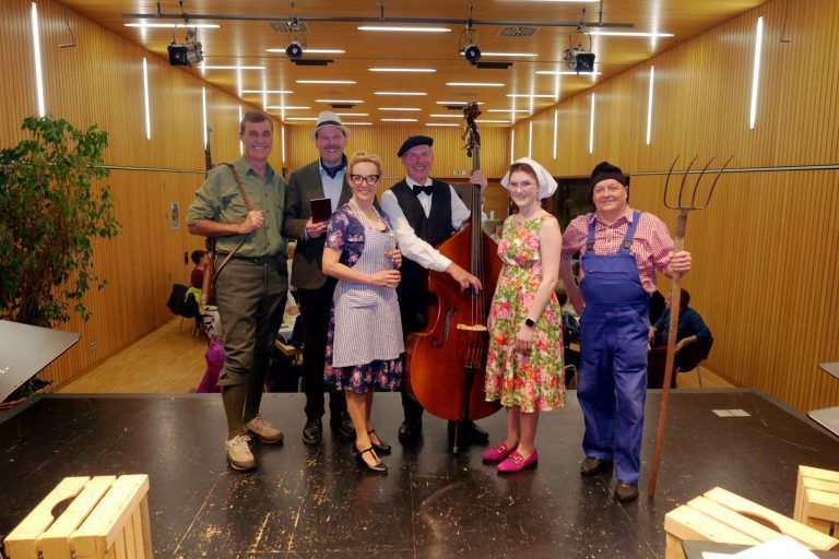 Kriminalistisches und kulinarisches Gespür: Das Ensemble des interaktiven Live-Hörspiels im Gemeindesaal.