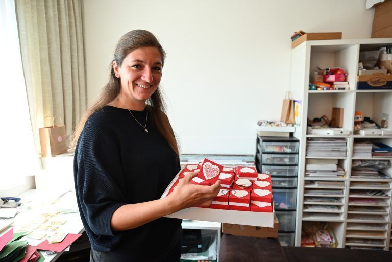Ein kleines Paradies aus Papier : Eine Konditorei hat kleine Pralinenböxchen bei ihr bestellt. Diese hat sie in liebevoller Handarbeit zusammengebastelt.