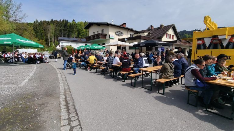 Dieses Traditionsgasthaus hat neu eröffnet: Sonniger Start: Bei bester Stimmung wurden Straße und Gastgarten zum Treffpunkt für Genießer.