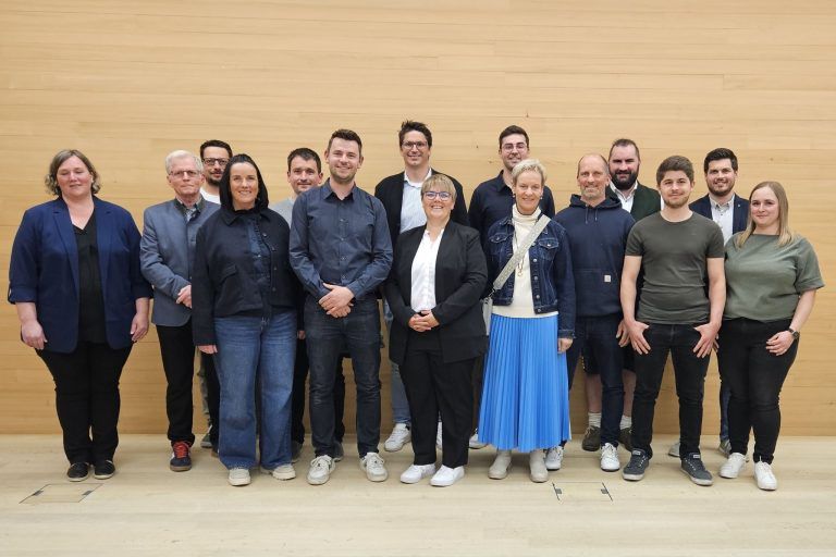Neue Gemeindespitze in Krumbach: Die neue 15-köpfige Krumbacher Gemeindevertretung wurde angelobt.