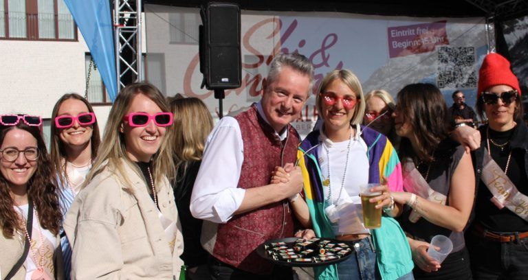 Fulminantes Ski&Concert-Finale in Warth: Statt Sektempfang eine Runde Jägermeister von Hoteldirektor Anton Egger für die die Braut und ihre "Junggesellin-Verabschiederinnen".