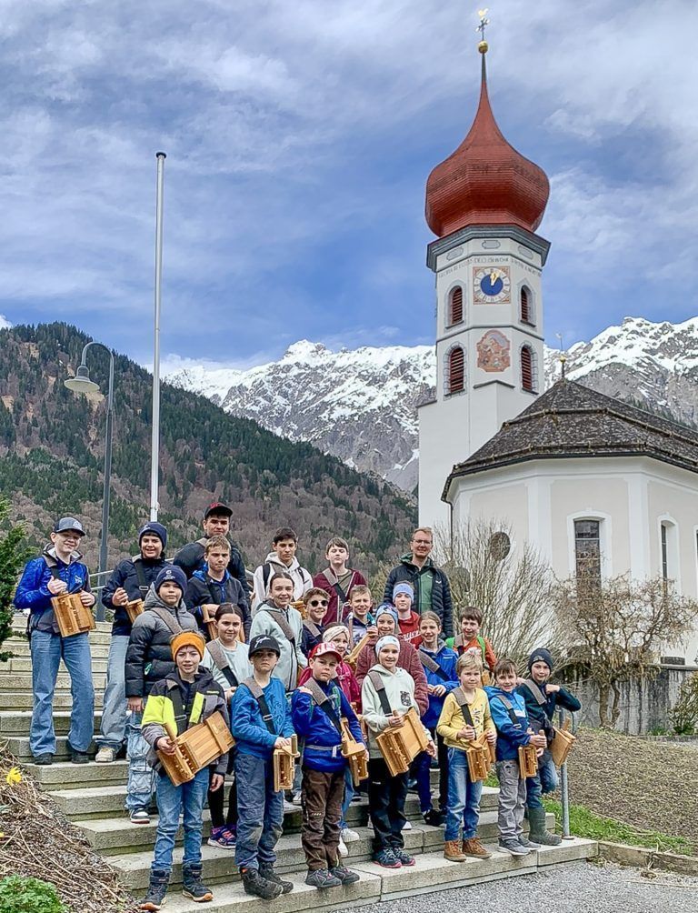 Rätschen 2025 - Kinder in Vandans im Einsatz für die Tradition: 44 Kinder gingen an zwei Tagen durch das Dorf, um mit den Rätschen die Glocken zu ersetzen.